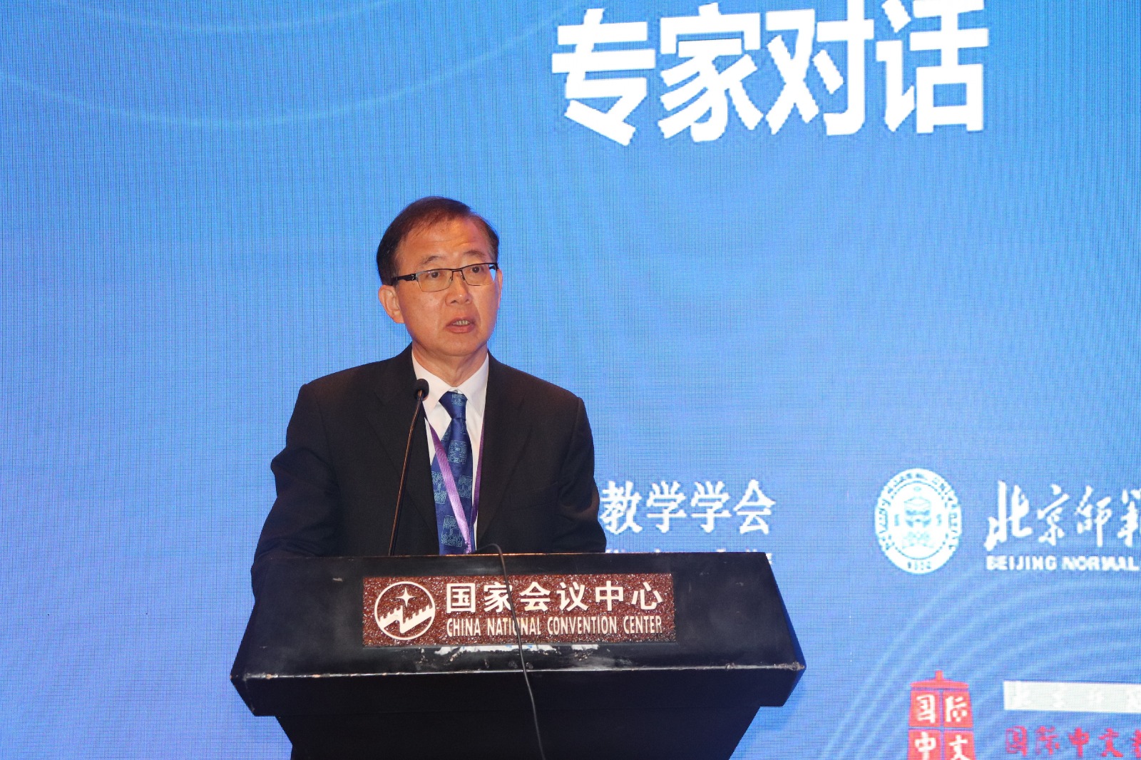 施仲謀（1975念畢業）